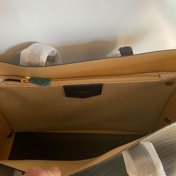 Givency Medium bond logo embossed tote black NEW - Picture 8 of 14